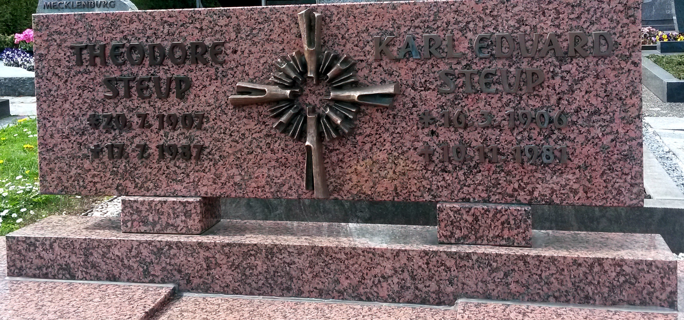 Grabstein von Karl Eduard Steup und seiner Ehefrau Theodore geb. Reis.